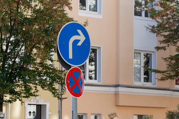 Verkehrszeichen 209 und 283, aufgenommen in Düsseldorf