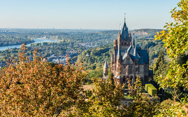 Fototapeta premium Drachenburg und Bonn im Herbst; Siebengebirge; Deutschland