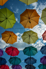 Bunte Schirme am Himmel 