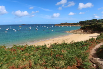 Côte et plage à Carantec, dans la baie de Morlaix, en Bretagne (France)