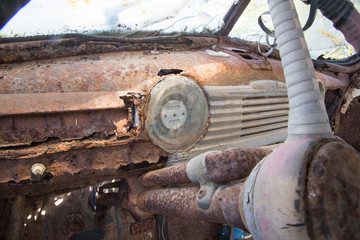 Cockpit eines total verrosteten Oldtimers (Karibik) 
