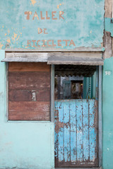 Alte Eingangstüre auf Kuba (Karibik)