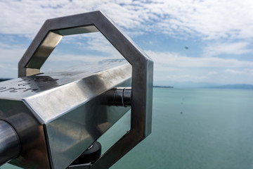 Obraz na płótnie Canvas Aussichtsturm mit Fernglas. Wundervoller Blick auf den Bodensee und den Sommerhimmel