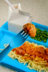 Gordijnen Lunchschaal Spaghetti en Gehaktballen © Ezume Images