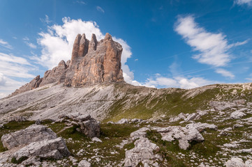 Tre cime di lavaredo con nuvole sullo sfondo