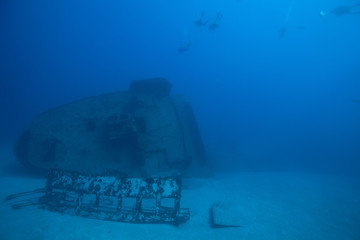Scuba divers head to the El Águila wreck on Roatan, Honduras
