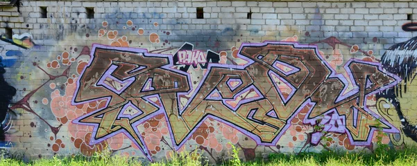Fragment von Graffiti-Zeichnungen. Die alte Wand ist mit Farbflecken im Stil der Straßenkunstkultur dekoriert. Farbige Hintergrundtextur in warmen Tönen © mehaniq41