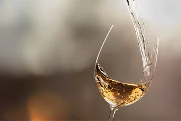 Zelfklevend Fotobehang Witte wijn splash geïsoleerd op background © BillionPhotos.com