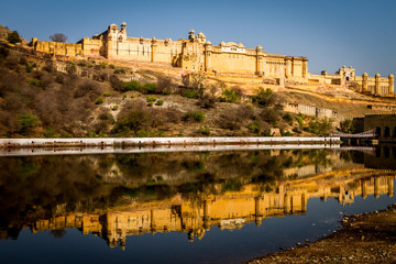 Obraz premium Looking towards Nahargarh Fort, Jaipur with it's reflection in foreground