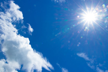 沖縄石垣島　夏の青空と灼熱の太陽