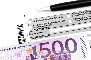 Steuerformular mit Kugelschreiber und Geldschein