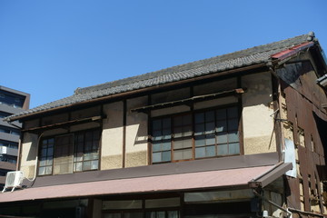 日本の古びた建物