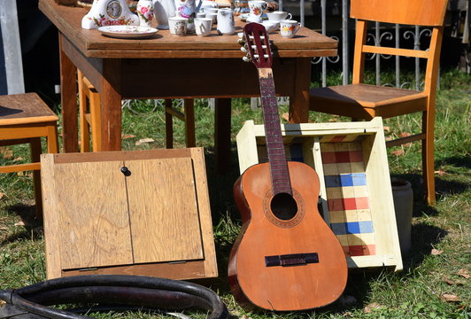 Flohmarktstand mit allerlei Tr&ouml;del, Gitarre, M&ouml;beln und Geschirr