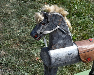 Spielzeugpferd aus Zink auf einem Flohmarkt auf der grünen Wiese
