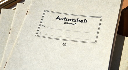 Antikes, graues Aufsatzheft (Diktatheft) auf einem Flohmarkt