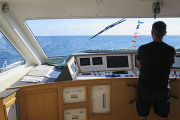 imbarcazione in navigazione posto di comando con timone