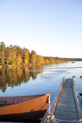 朝のinari湖とボート・フィンランド