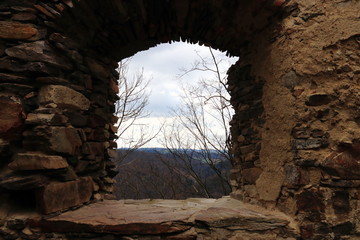 Blick durch eine Fensteröffnung der Ruine Schauenstein