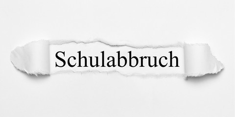 Schulabbruch auf weißen gerissenen Papier