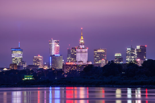 Panorama wieżowc&oacute;w Warszawy nocą