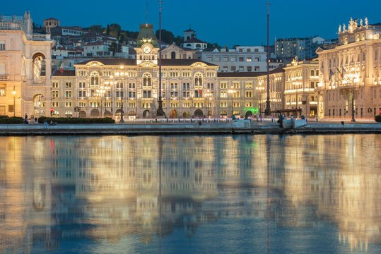 Panorama Piazza Unti&agrave; in Triest Italien