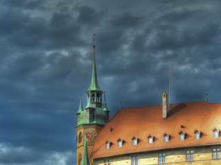 Hôtel de ville et horloge de Fribourg sous un ciel nuageux, Suisse
