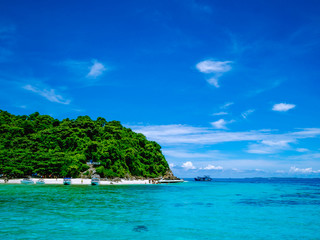 Fototapeta premium Beautiful seascape with Koh talu island rayong city,idyllic ocean and Blue sky in vacation time,Summer concept.