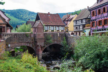 Fototapeta na wymiar Die Brücke über die Weiss in Kaysersberg/Frankreich im Elsass