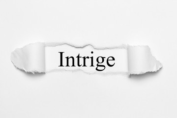 Intrige auf weißen gerissenen Papier