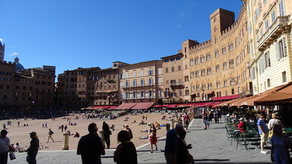 Obraz premium panoramiczny widok na plac w siena