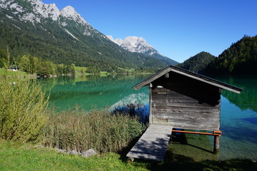 Badehaus an Bergsee, Tirol, Austria