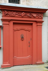 Fototapeta na wymiar Ville de Pézenas, porte et porche rouge (musée de la porte), département de l'Hérault, France