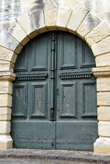 Ville de Pézenas, porche en pierre et vieille porte verte en bois, département de l'Hérault,...