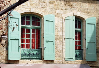 Ville de Pézenas, volets et fenêtres vertes, rideaux rouges, département de l'Hérault, France