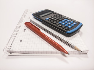 Block mit Taschenrechner und stiften