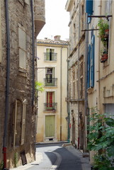 Fototapeta na wymiar Ville de Pézenas, façades colorées d'une vieille ruelle ombragée du centre historique, département de l'Hérault, France