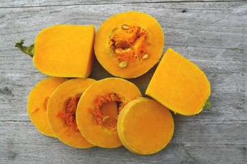 courge orange,butternut,en tranches,sur fond bois