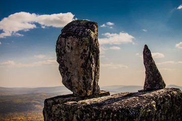 камень