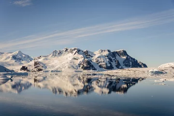 Foto op Canvas Antarctisch landschap met bergen en reflectie © Alexey Seafarer