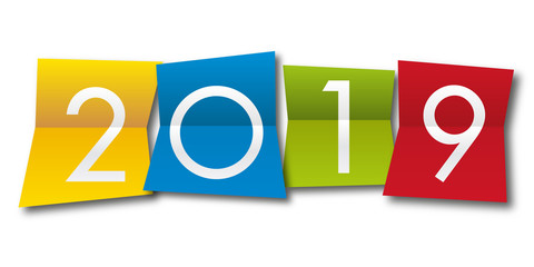 Carte de vœux 2019 avec l’année inscrite sur quatre papiers pliés de couleurs différentes, un jaune, un bleu, un rouge et un vert