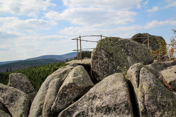 Fototapeta na wymiar Landschaft im Harz, Felsen, Bäume
