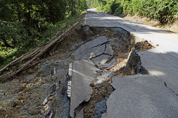 土砂崩れによる道路崩落