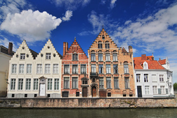 Fototapeta premium Kanał i stare domy w Brugii (Brugge) Belgia.