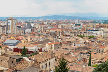 Fototapeta na wymiar roofs of Girona on the background of the mountains
