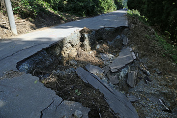 土砂崩れによる道路崩落