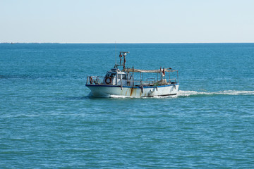 Obraz premium Barco de pesca en alta mar