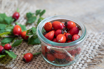 Selbst gesammelte Hagebutten in einem Glas