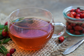 Frischer Hagebuttentee
