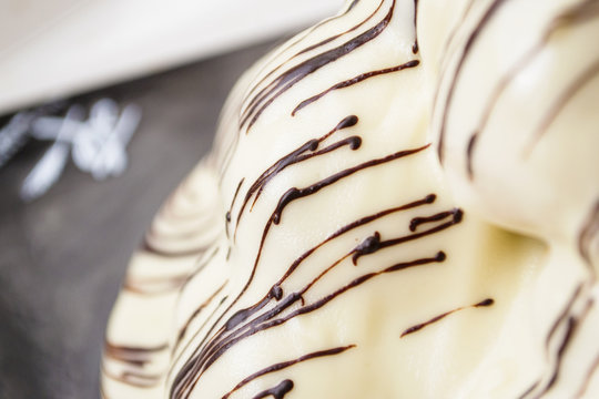 profitterol coperto di cioccolato bianco