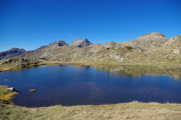 Naklejka na ściany i meble petit lac ou étang bleu de montagne des pyrénées